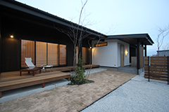 日本的なモノトーンの外壁材は、焼杉とシラス壁